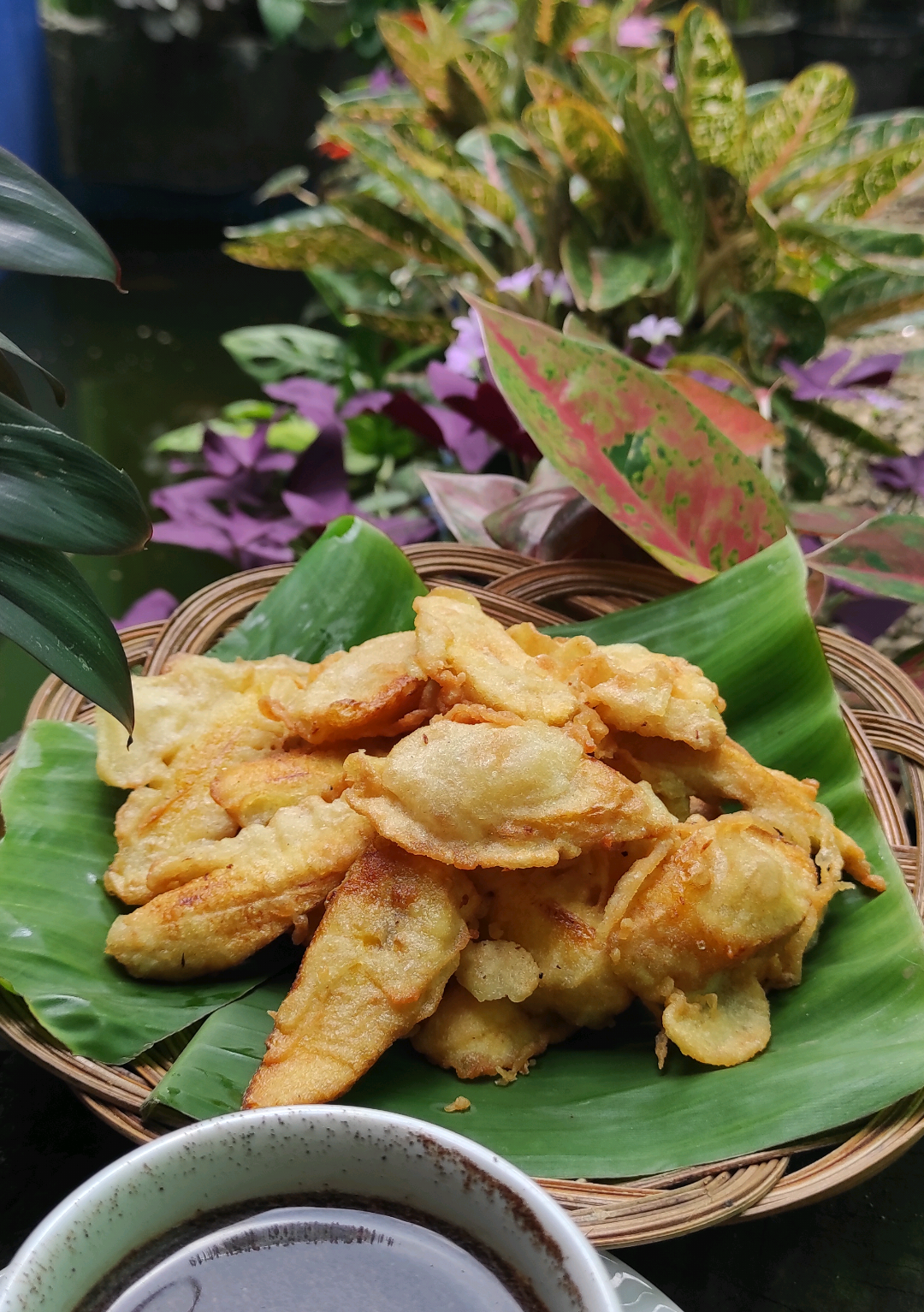 Seger bgt ngopi sambil ngemil dipinggir kolam, sayangnya lagi butek kolamnya. melihara ikan apa ya yang airnya bisa tetep jernih? info dong guys #makanantradisional #suasanapedesaan #jawa 