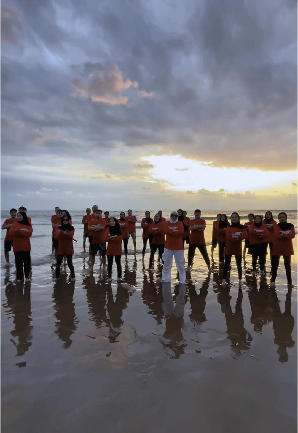 Tabola bale di tepi pantai dengan view sunset dan suasana kemerdekaan 😍😍❤️🤍 #promomakanmerdeka #mallafashionofficial #madamemalla #fyp #kemerdekaanindonesia🇮🇩 #familygathering #tabolabaledancetrend🔥🤙🏻 