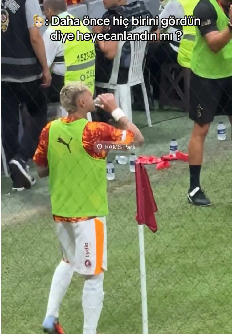 Çok bekledik be kaptan 🫡 #galatasaray #ultraslan #galatasaray💛❤ #galatasaray1905 #icardi #mauroicardi #ultraslan1905 #galatasaraylıyız #sarıkırmızı #cimbom #cimbombom #ederson #osimhen #aşkınolayım #icardi🇦🇷⚡ #torreira #barışalperyılmaz #sane #okanburuk 