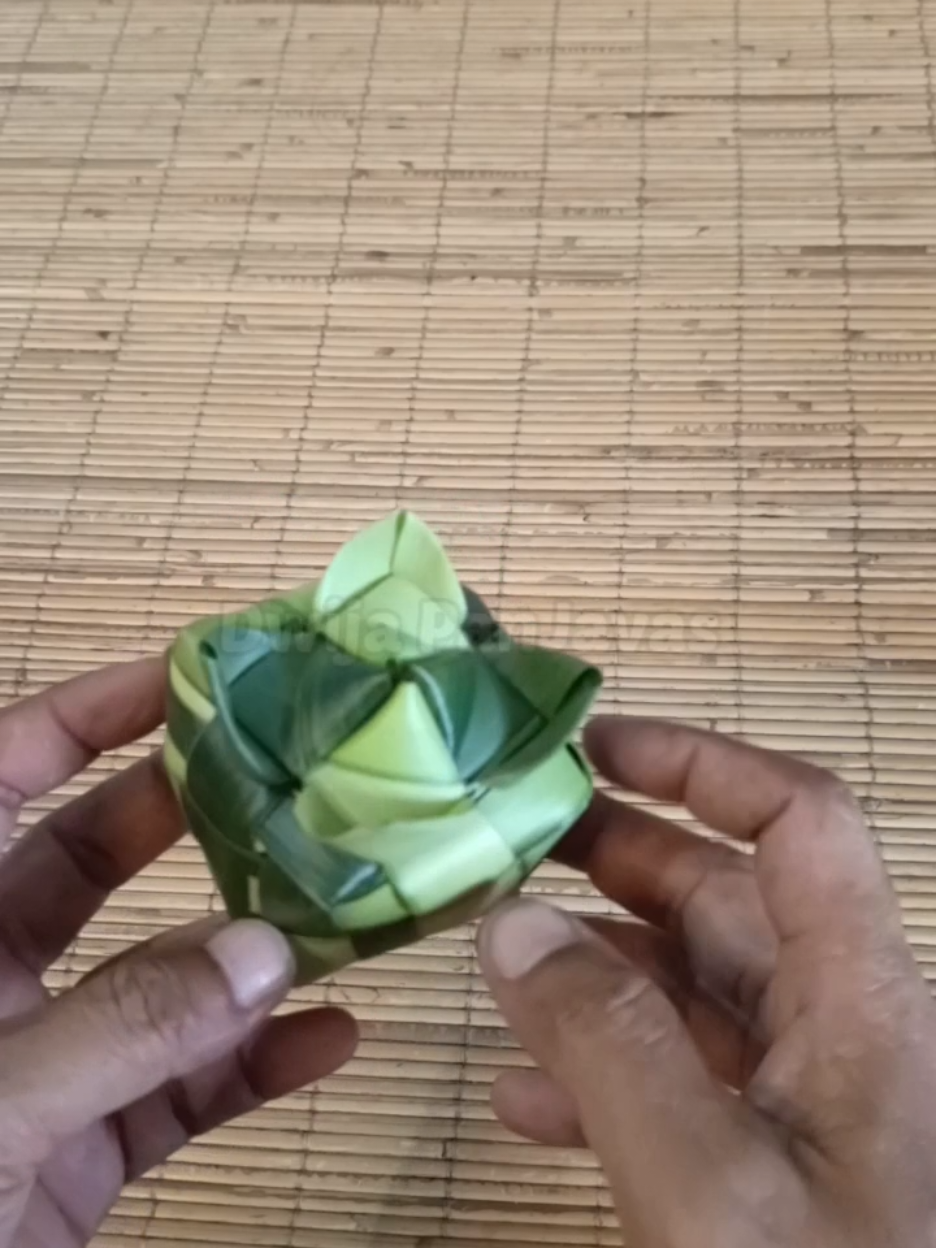Membalas @ppkilabret  cara membuat ketupat manggis. semoga bermanfaat 🙏  bantu support ya Dwija Panjavas social media (YouTube, Instagram, FB tiktok) biar makin semangat berkreasi 😁  #fyp #kreasijanur #tutorialketupat #ketupatmanggis #coconutleafcraft 