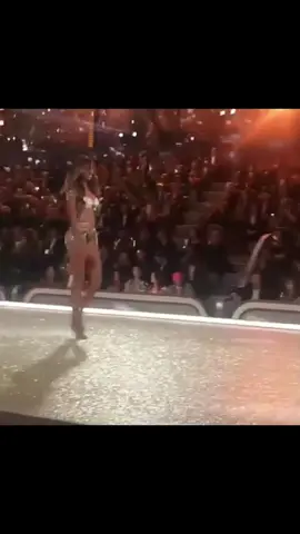 #jasminetookes #victoriassecretfashionshow #victoriassecret #fashiontiktok #fyp 