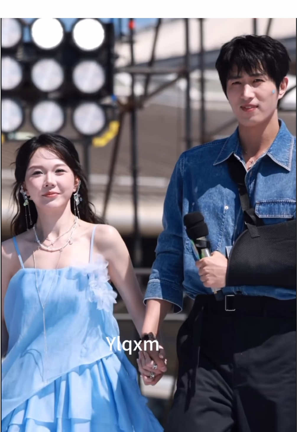 จับมือกันเดินกลัวหลงกันหราาาา 🤭🤭#wangkaimu #王凯沐 #malejie #马乐婕 #王凯沐马乐婕 