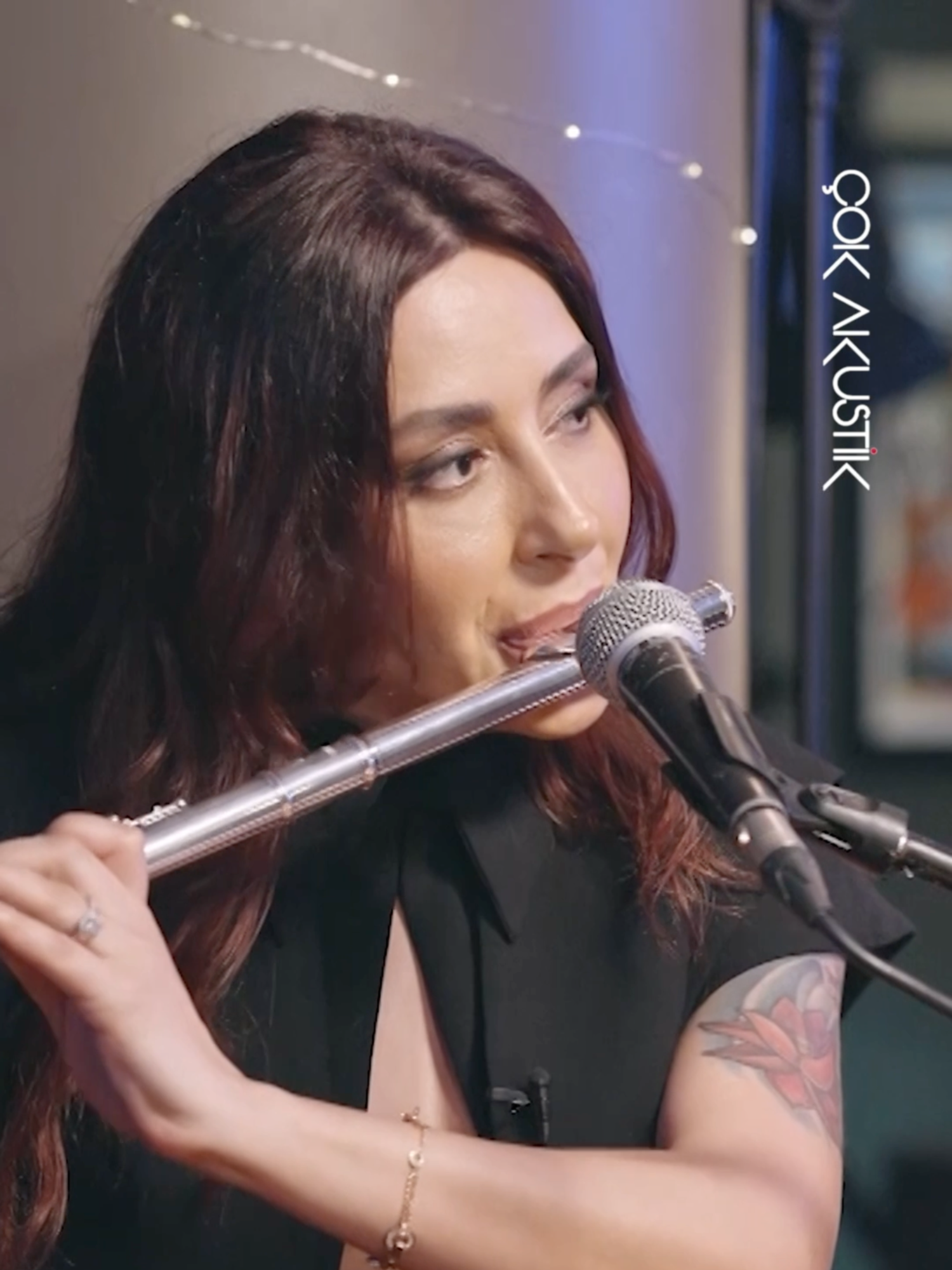 “Aşkınla başım dönerken, vursalar ölemem”🎤 Melek Mosso’dan #ÇokAkustik ‘Vursalar Ölemem’ performansı YouTube kanalımızda yayında 🎶 Link profilimizde 🔗 #ErcanSaatçi #MelekMosso