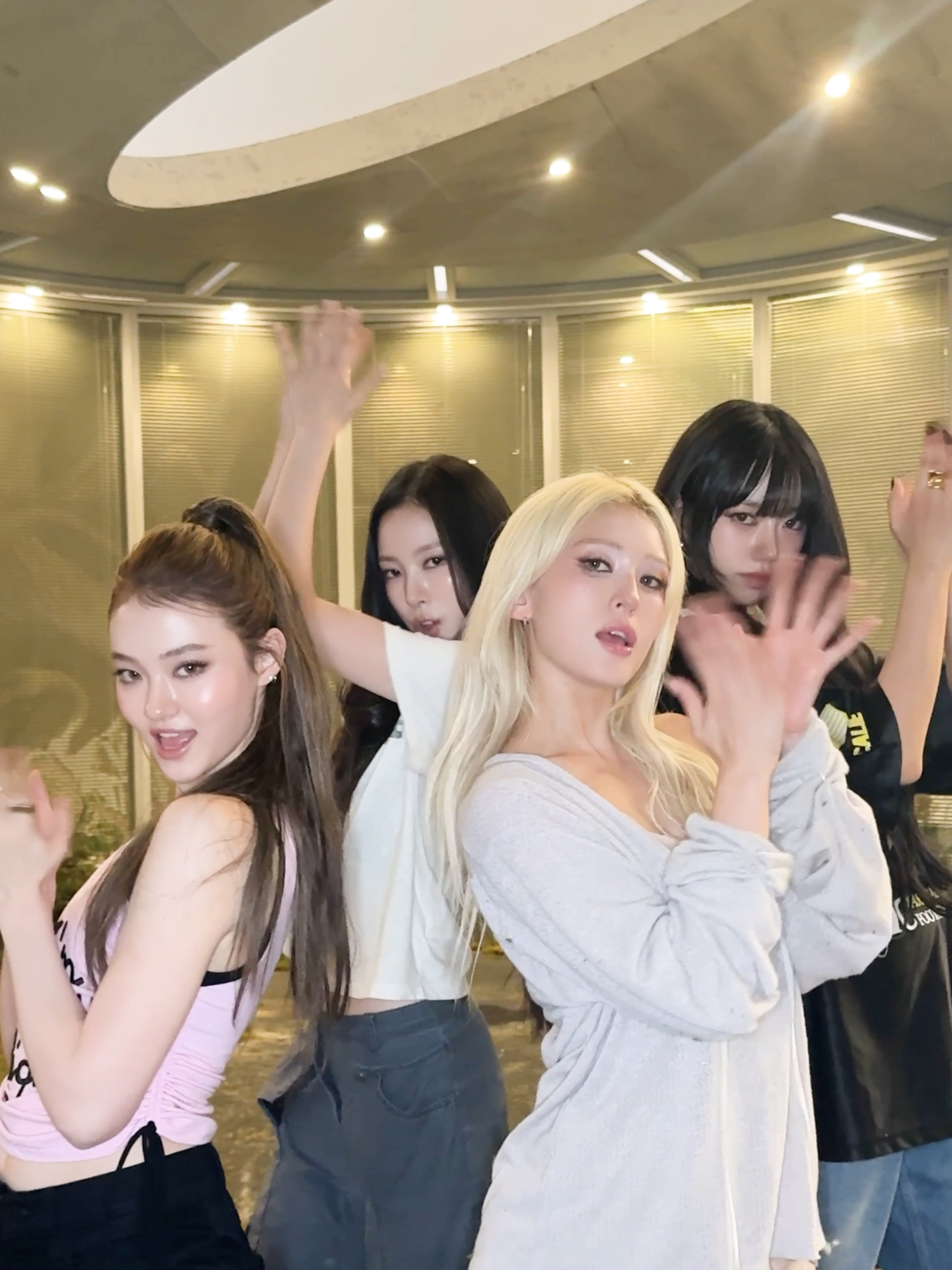 #MEOVV #수인 #나린 #엘라 와 함께 CLOSER 🐈‍⬛ @meovv_official #JEONSOMI #전소미 #미야오 #SOOIN #NARIN #ELLA #CLOSERchallenge #CLOSER #JEONSOMI_CLOSER #ChaoticandConfused #THEBLACKLABEL #더블랙레이블