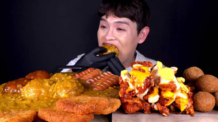 Curry 🍛 With Hash Brown Rice Sausage MukBang! #asmr #food #FoodLover #koreanfood 