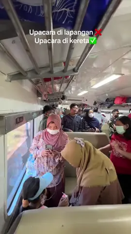 Tiba² banget disuruh berdiri pas di kereta #17agustus #upacara #kai121 #daop8surabaya #railfansindonesia @kai121_ 
