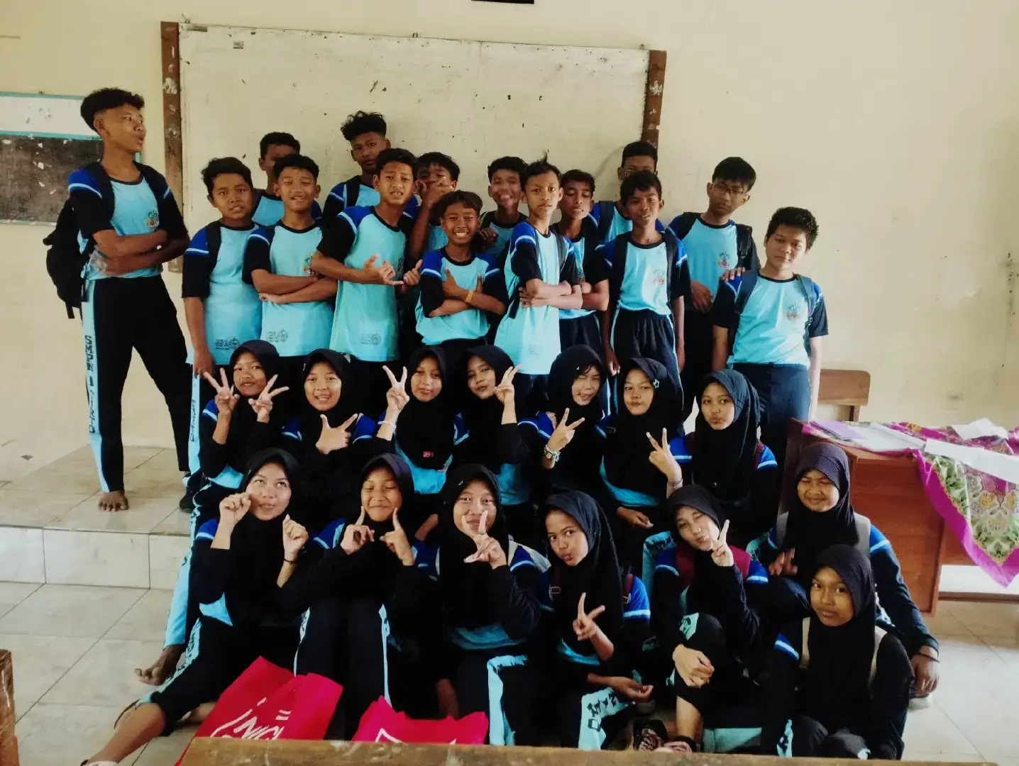 kelass baru senyaman inii🫰🏻🫰🏻 -juara 1 estafet sarung -juara 1 gelas balon 🎈  #fyppppppppppppppppppppppp #spensatrit_grils🇬🇧 #woluucee #lombaantarkelas #pekalongan 
