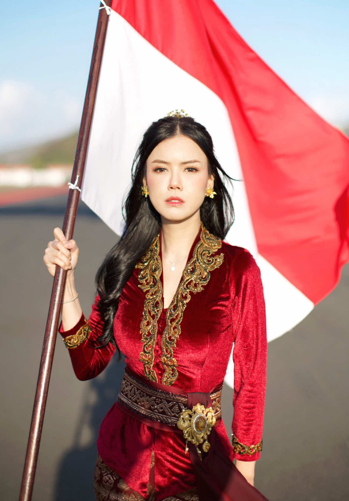 Merdeka adalah bangga pada Indonesia. Budayanya kaya, alamnya memukau, dan senyumnya yang hangat. Dan Saat dunia datang, mereka pulang dengan cerita. Hari ini kita berdiri tegak, menjaga budaya sendiri, menghormati budaya lain. Karena di setiap senyuman, setiap tradisi, setiap jejak di Indonesia membuat dunia jatuh hati. Merah putih berkibar di Mandalika. Merdeka indonesia ku 🇮🇩 Terima Kasih @ITDC Creating Destinations yg mengembangkan kawasan yang begitu indah. Song by : alfyreff #serunyaditiktok #kemerdekaanindonesia🇮🇩 #hutri80 