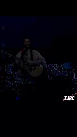 YAMI SAFDIE - EN OTRA VIDA #yami #enotravida #paradedicar #musica #foryou  En esta no se pudo, pero En otra vida Nos casamos y viajamos por el mundo Nos mudamos a un pisito en el segundo Y mis padres son amigos de los tuyos Nuestros hijos Heredaron mi paciencia y tu sonrisa Caminamos y leemos poesía Mierda, es que nos fue genial en otra vida En esta, no No sé por qué no se nos dio Tal vez un capricho de Dios O el coraje que siempre faltó a los dos Pero yo aquí te esperaré Si cambias de opinión No es tarde pa volver A estar juntos tú y yo En otra vida Se nos alineó la luna y los planetas La rutina no pasó a ser un problema Nunca hubo un tercero en la cuenta Lo sé porque a veces lo sueño Y se siente tan real Que casi empiezo a pensar Que el mal sueño es este, y esa es nuestra realidad Pero yo aquí te esperaré Si cambias de opinión No es tarde pa volver A estar juntos tú y yo Aquí te esperaré Si cambias de opinión No es tarde pa volver A estar juntos Yami Safdie. zjrc. En Otra Vida.