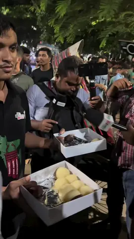 বা'ক'শাল প'তন দিবস উপলক্ষে ১৫ই আগস্ট ধানমন্ডি ৩২ এ মিষ্টি বিতরণ