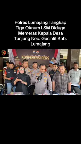 Lumajang– Carut 3 Com. Tiga oknum Lembaga Swadaya Masyarakat (LSM) LBSI Lumajang ditangkap Polisi setelah diduga melakukan aksi pemerasan terhadap Kepala Desa Tunjung, Kecamatan Gucialit, Kabupaten Lumajang. Ketiganya yakni FA (33) warga Desa Tempeh Lor, Kecamatan Tempeh, SB (57) warga Desa Mojosari, Kecamatan Sumbersuko, serta AM (39) warga Kelurahan Ditotrunan, Kecamatan Lumajang. Kapolres Lumajang, AKBP Alex Sandy Siregar, S.I.K., S.H., M.H., menjelaskan bahwa ketiga oknum tersebut diamankan pada Kamis (14/8/2025) di sebuah warung makan Daleme Pak Dhe, Kecamatan Gucialit, saat tengah melakukan transaksi. “Awalnya, ketiga oknum ini menghubungi Kepala Desa Tunjung dan meminta sejumlah uang. Mereka mengancam akan menyebarkan permasalahan desa ke media sosial dan melaporkannya ke Inspektorat Lumajang bila permintaan tidak dipenuhi,” ungkap Kapolres, Sabtu (16/8/2025). Menurut Kapolres, permintaan uang semula sebesar Rp30 juta, namun setelah adanya negosiasi, Kades hanya menyanggupi Rp20 juta.  Sebelum pertemuan berlangsung, Kades Tunjung telah berkoordinasi dengan Polsek Gucialit. Polisi kemudian bergerak cepat melakukan penyelidikan dan akhirnya menangkap ketiganya saat transaksi berlangsung. Dalam operasi itu, petugas juga berhasil mengamankan barang bukti berupa uang tunai Rp20 juta serta tiga unit handphone milik para tersangka. Lebih lanjut, Kapolres membeberkan modus yang digunakan para pelaku. Mereka mencari-cari alasan untuk menakut-nakuti dengan dalih adanya masalah di desa, di antaranya soal kendaraan dinas, penggunaan tanah kas desa, hingga renovasi fasilitas yang sebenarnya belum masuk anggaran. “Padahal permasalahan yang dijadikan alasan sudah ada penyelesaian di tingkat kecamatan. Jadi ini murni modus untuk menakut-nakuti dan meminta uang secara tidak sah,” jelas Kapolres. AKBP Alex Sandy Siregar menegaskan, pihaknya akan terus bertindak tegas terhadap segala bentuk pemerasan berkedok LSM yang meresahkan masyarakat. “Atas perbuatannya, ketiga oknum LSM ini kami jerat dengan Pasal 369 KUHP tentang pemerasan dengan ancaman hukuman maksimal empat tahun penjara. Kami tegaskan, Polres Lumajang tidak akan tinggal diam terhadap praktik-praktik seperti ini. Kami juga mengimbau kepada masyarakat, apabila mengetahui adanya pemerasan serupa, segera laporkan kepada pihak kepolisian,” tegasnya. (Elya)