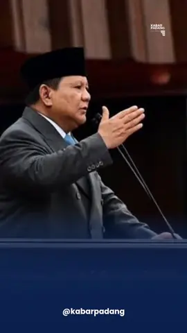 Dalam pidato Sidang Tahunan MPR RI, Presiden Prabowo Subianto menyebut tingkat pengangguran di Indonesia terus menurun, namun data BPS menunjukkan angka Februari 2025 masih 4,76 persen dengan 7,28 juta orang menganggur, menjadikan Indonesia tetap sebagai negara dengan pengangguran tertinggi di ASEAN; proyeksi IMF bahkan memperkirakan angka ini akan naik lagi ke 5 persen pada 2025 dan 5,1 persen pada 2026, jauh di atas Malaysia, Vietnam, dan Singapura yang rata-rata di bawah 3 persen. #sumbar #prabowo #pidato #fyp #pidatoprabowo 