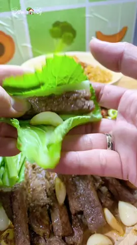 Cuối tuần ăn bò cuộn cải xanh với. Mì trộn nhé.#ancungmevy #bò#bofmnha #comnhangonnhat #xh 