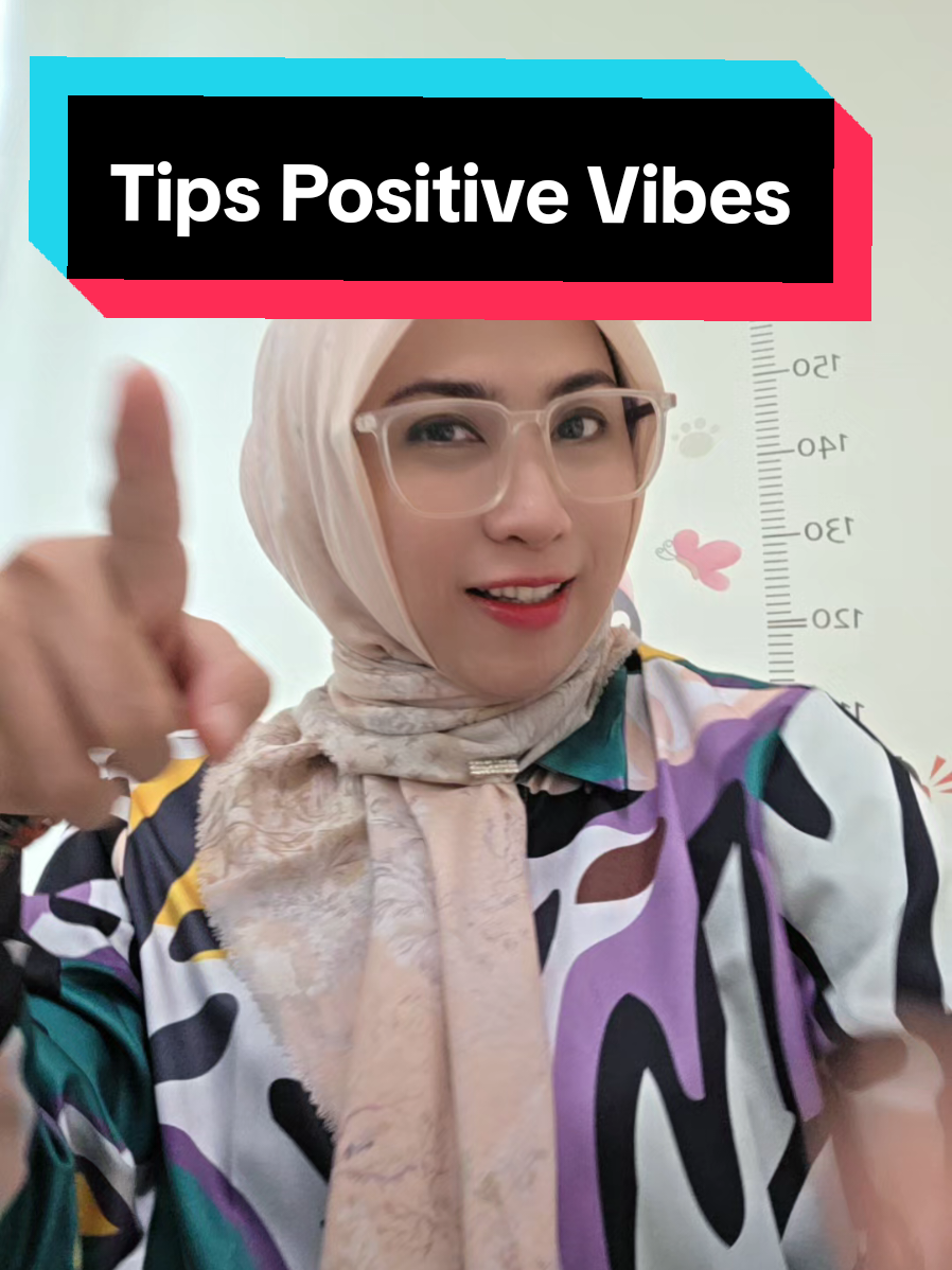 Tips Biar Memiliki Positive Vibes 1. Jangan suka memendam perasaan. Belajar kenali, akui, dan menerima perasaan. Jangan diabaikan atau dipendam ya. 2. Ekspresikan perasaan dengan positif. Jangan juga meledak-ledak. Sampaikan perasaanmu dg baik meski kamu sedang marah, cemas, takut, sedih. Cari juga penyaluran emosi dengan cara positif seperti seni dan olahraga 3. Jujur dan apa adanya. Bohong dan berpura-pura itu capek. Jadi ya apa adanya aja. Gausah tipu-tipu, diam-diam, selingkuh, curi-curi. Itu hanya buat hati selalu resah. 4. Kelilingi diri dg orang-orang positif. Bergaullah dengan orang pintar dan berilmu, dg orang yg menyenangkan, yg memberi motivasi. Gausah dekat2 sama org yg bawaannya marah2, julid, gosip, sirik, dll. 5. Jauhi orang dan hal yang toksik. Orang2 toksik, jahat, udah pasti jauhin! Zat toksik juga, kayak rokok alkohol narkoboy, judi, p0rnn0 dll. Jauh2in deh. 6. Sering2 berbuat baik. Karena berbuat baik memberimu rasa bahagia. Dan yakinlah, perbuatan baik akan selalu berbalik pada dirimu. 7. Jaga pola makan, pola tidur, olahraga. Healthy lifestyle lah pokoknya. 8. Punya teman/komunitas dan hobi. Orang yang kesepian akan lebih mudah depresi. Jadi bertemanlah dan gali hobi yang membuatmu happy. 9. Dekat sama Tuhan. Seasik2nya kehidupan duniawimu, kalau jauh dari Tuhan, pasti hatinya hampa. Jadi, jangan lupa mendekatkan diri pada Tuhanmu, agar hati selalu tenang dan hidup jadi punya tujuan.  Ini tips positive vibes versi saya. Yang punya tambahan tips, tulis di kolom komentar yaaa! #motivasidokvisya #edukasidokvisya #positivevibes 