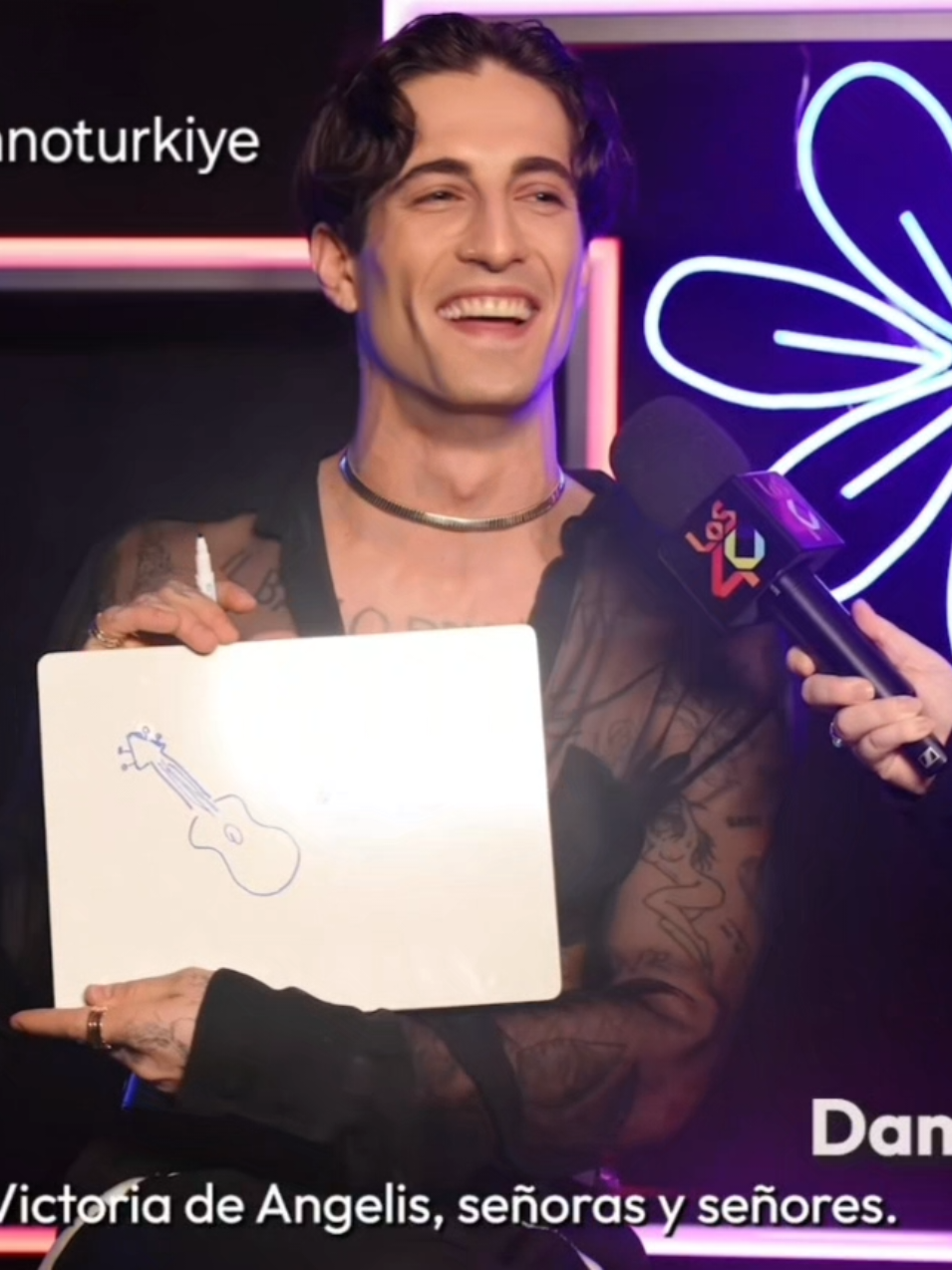 Damiano, geçtiğimiz aylarda @LOS40 México 'da çizim oyunu oynarken! ✏️ (Spoiler: Victoria'yı çizdi. 🥹) @Damiano David @Victoria De Angelis #damianodavid #bornwithabrokenheart #bwbh #silverlines #nextsummer #voices #zombielady #thefirsttime #angel #music #album #funnylittlefears 