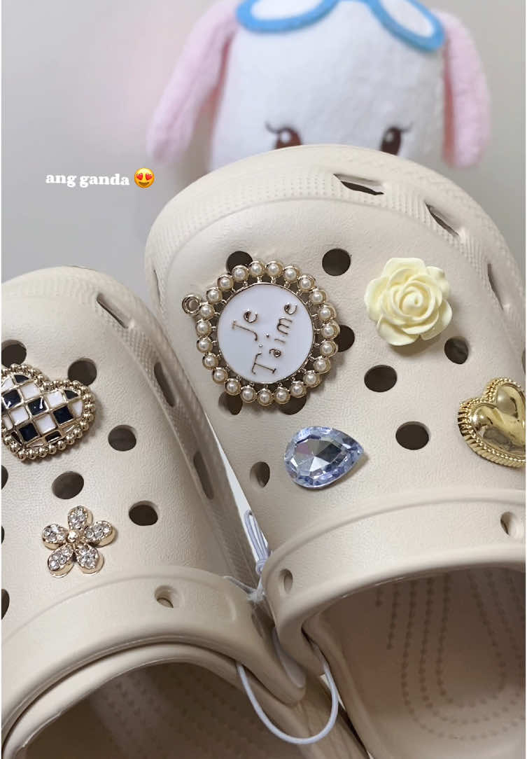 Ang perfeeect di lang basta pang everydayyy pwede ding ipang gala sa gandaaaa. Plus u get this for only ₱136 onlyyyyy! #fyp #crocs #clogshoes #everydayslipper #kids #babiesoftiktok #toddlersoftiktok #todler #slipper #foryou #girls 
