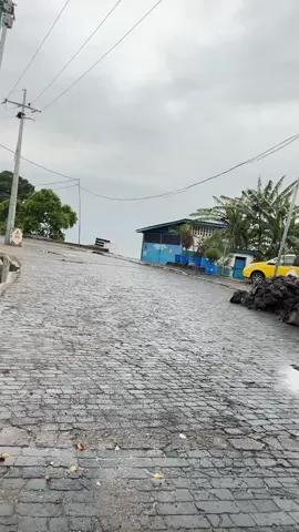 Un samedi matin unique à Goma, juste après la pluie 🌧️. Les rues brillent encore, l’air est frais et la ville reprend doucement vie. Entre le lac Kivu, les bâtiments modernes et l’ambiance matinale, je vous fais découvrir Goma sous un autre visage ✨. Bienvenue dans cette promenade urbaine pleine d’authenticité 🇨🇩.  #CongoCulture #NatureEtVille #WeekendVibes #CityLifeAfrica #viral