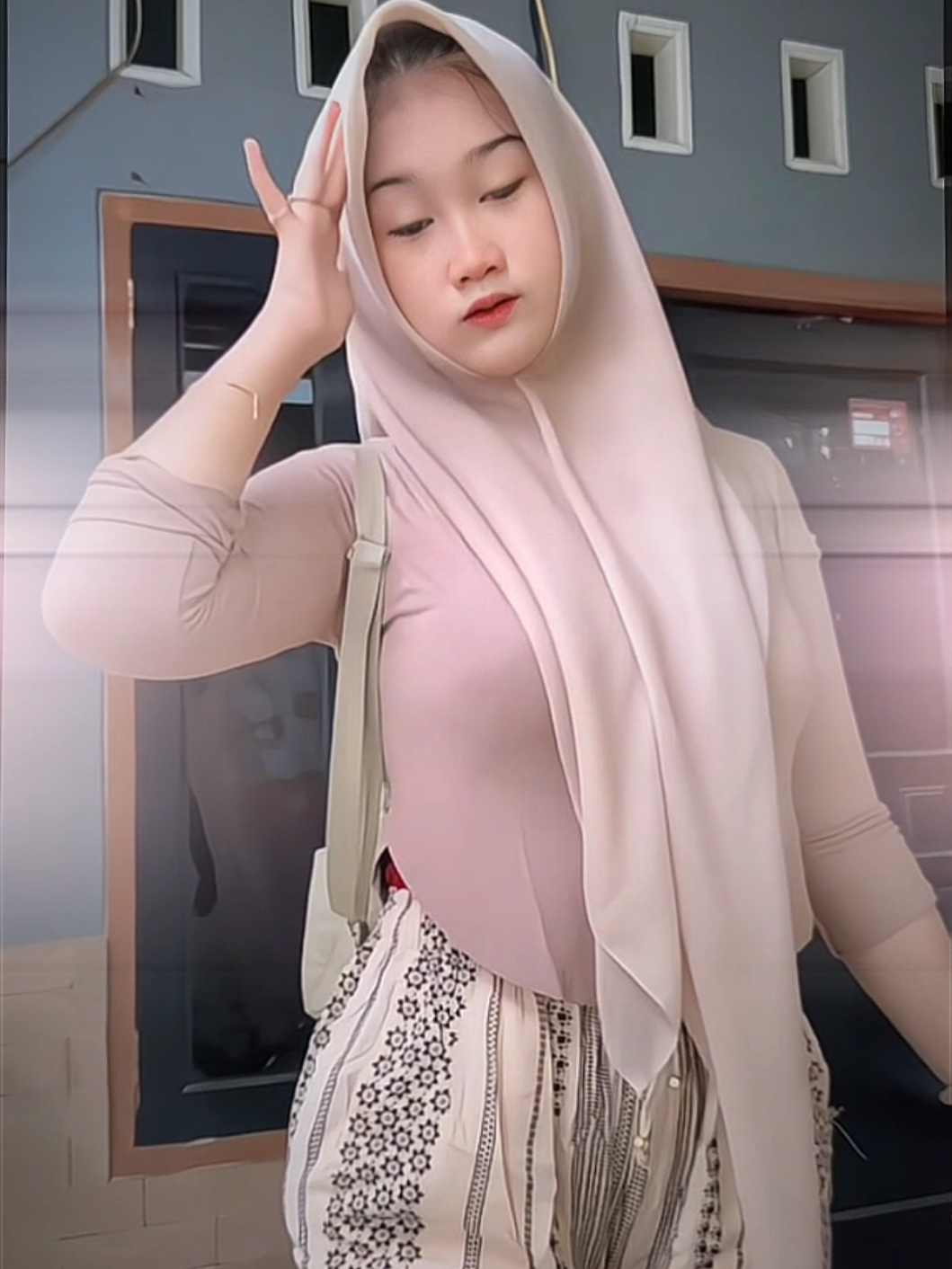 jangan cari bola hitam di tiktok... #fypシ゚ #cewekcantik #beranda #everyonefams #foryou #tobrutstyle😋 