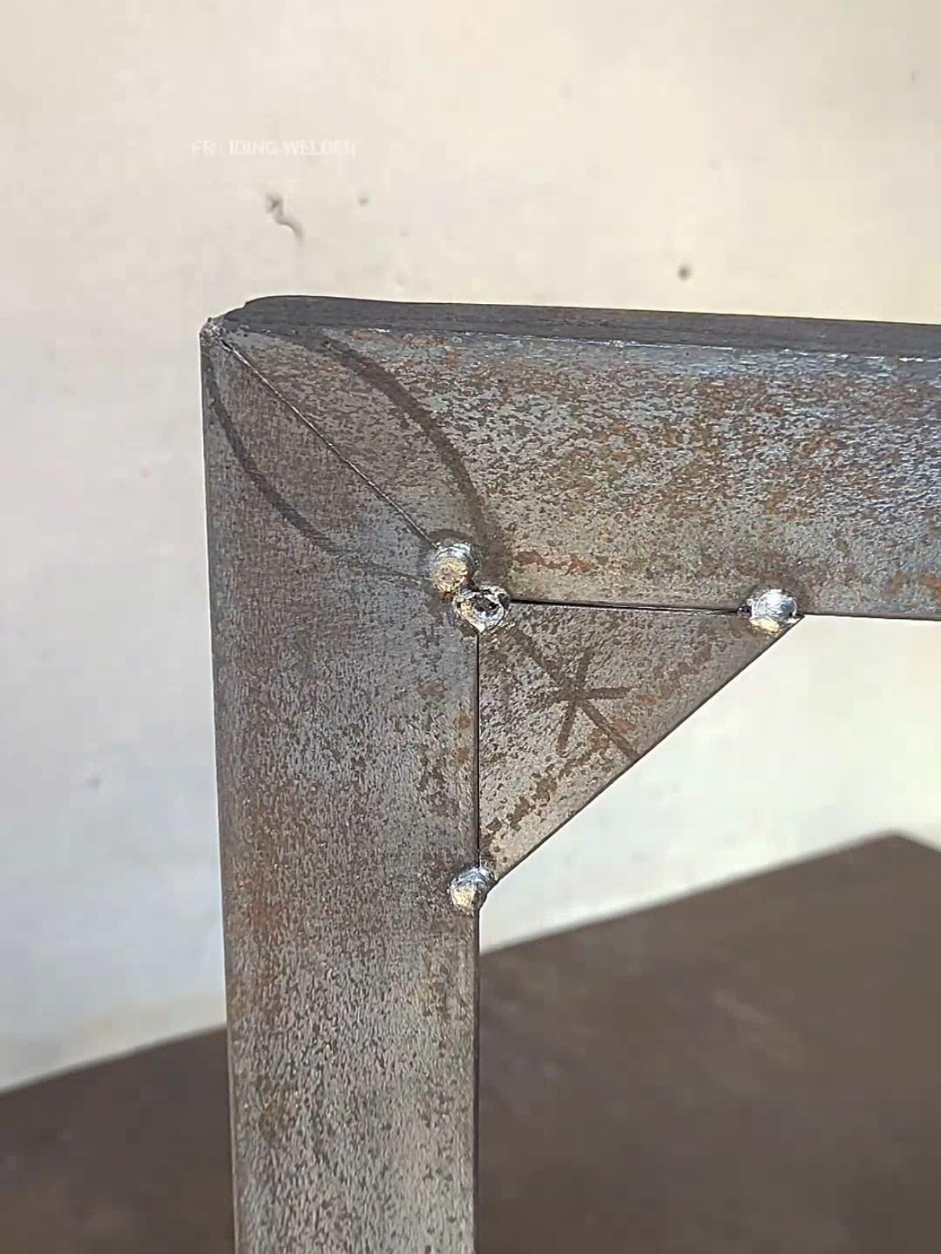 clever trick of an old welder who works without using an elbow tool. #welding #welder #metalwork #joining #fabrication 