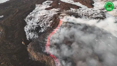 ETNA  15.08.25  immagini del Corpo Forestale Le immagini con drone girate ieri sera dal Corpo Forestale della Regione Siciliana mostrano la nuova frattura apertasi il 14 agosto a quota 3000 metri, nella stessa zona già interessata dall’attività eruttiva di febbraio. La colata lavica è ben visibile lungo il pendio, ma al momento non si segnalano criticità per boschi, centri abitati o infrastrutture.  Non si è verificata caduta di cenere, e l’aeroporto di Catania ha continuato a operare regolarmente. #etna #acirealesocial 