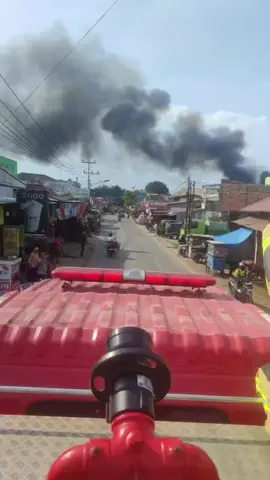 terjadi kebakaran di jalan lettu  karim kadir ,Waringin darat musi 2 #damkar  #damkarindonesia  #damkarhits  #damkarpalembang 