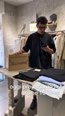 Ordine in preparazione! Quando trovi i tuoi capi preferiti in saldo da 10€ 15€ 20€, non puoi lasciarteli scappare. Spedizione gratuita sopra i 99€ e in omaggio una bandana in cotone, perfetta da portare in valigia per le tue vacanze! Affrettati, acquista ora su GDGWEAR.it o passa in store Corso Secondigliano 202 - Napoli.  - #outfitinspiration  #spedizioni  #shopping  #gdgwear  #saldi