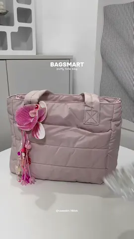 finally a tote bag that fits my ipad and essentials perfectly 💭🎀 #puffytotebag #totebag #waterproofbag #shoulderbag #bagsmart @BAGSMART PH 