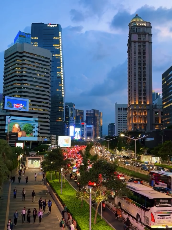 jakarta itu indah ya kalau menjelang sore ke malam, bikin candu ❤️ #jakarta #jakartaselatan #jakartaseru #videorandom 