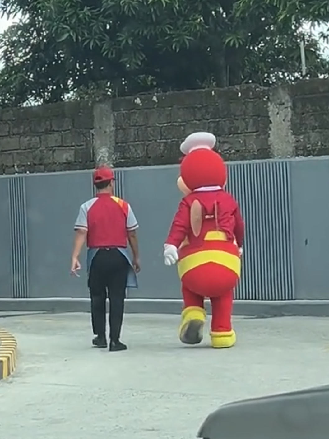 Replying to @iyahalcantara1 hello bee 🐝  #jollibee #mascot #jollibeeph #cutemascot #famousmascot 