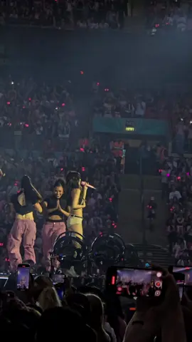 shut down in Wembley  i tried to film and look at the same time it's not my best ahha #deadlinetour #Blackpink #deadline #shutdown 