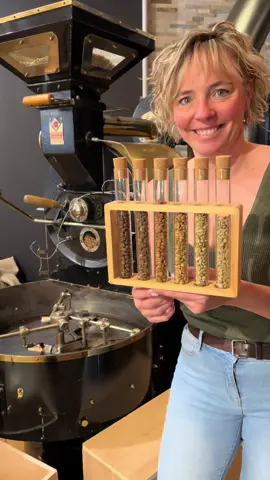 L’odeur, L’ ouïe,la vue , 3 sens primordial dans mon métier! Et je ne vais pas vous cacher que c’est ce que je préfère ! Sans oublier le goût…. Il faut bien les goûter ces cafés ! 😉😉  À goûter impérativement notre café du Costa Rica , médaille d’argent☕️😍 www.lafabriqueagrain.com #coffee #café #espresso #coffeelovers #gourmet #coffeetiktok #caféglacé #coffeeshop #cafe #coffeeaddict #coffeeaddict 