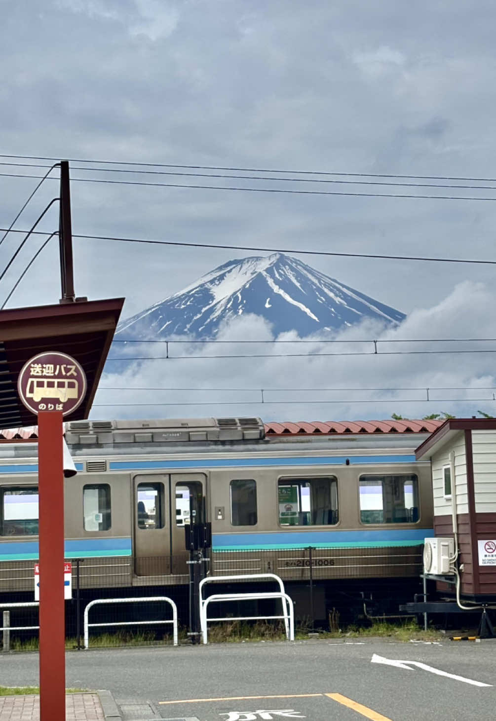 Il Giappone non si può spiegare a parole.  L’emozione del primo onigiri, il primo tempio, la prima volta al 7/11 o la prima volta che vedi il Mt.Fuji apparire tra le nuvole. È il viaggio della vita, e so che prima o poi tornerò a riprendermi la metà del cuore che ho lasciato lì ❤️‍🩹 #japan #japancore #foryou #foru #japanese 