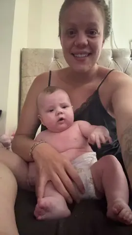 Good morning from Teddy 🧸 struggling to wrap my head around the fact he wasn’t a tiny baby for long😢 21 weeks has just flown by😩 #fyp#viral#chunkybaby#lozzartistry#anotherdayanotherbreak 