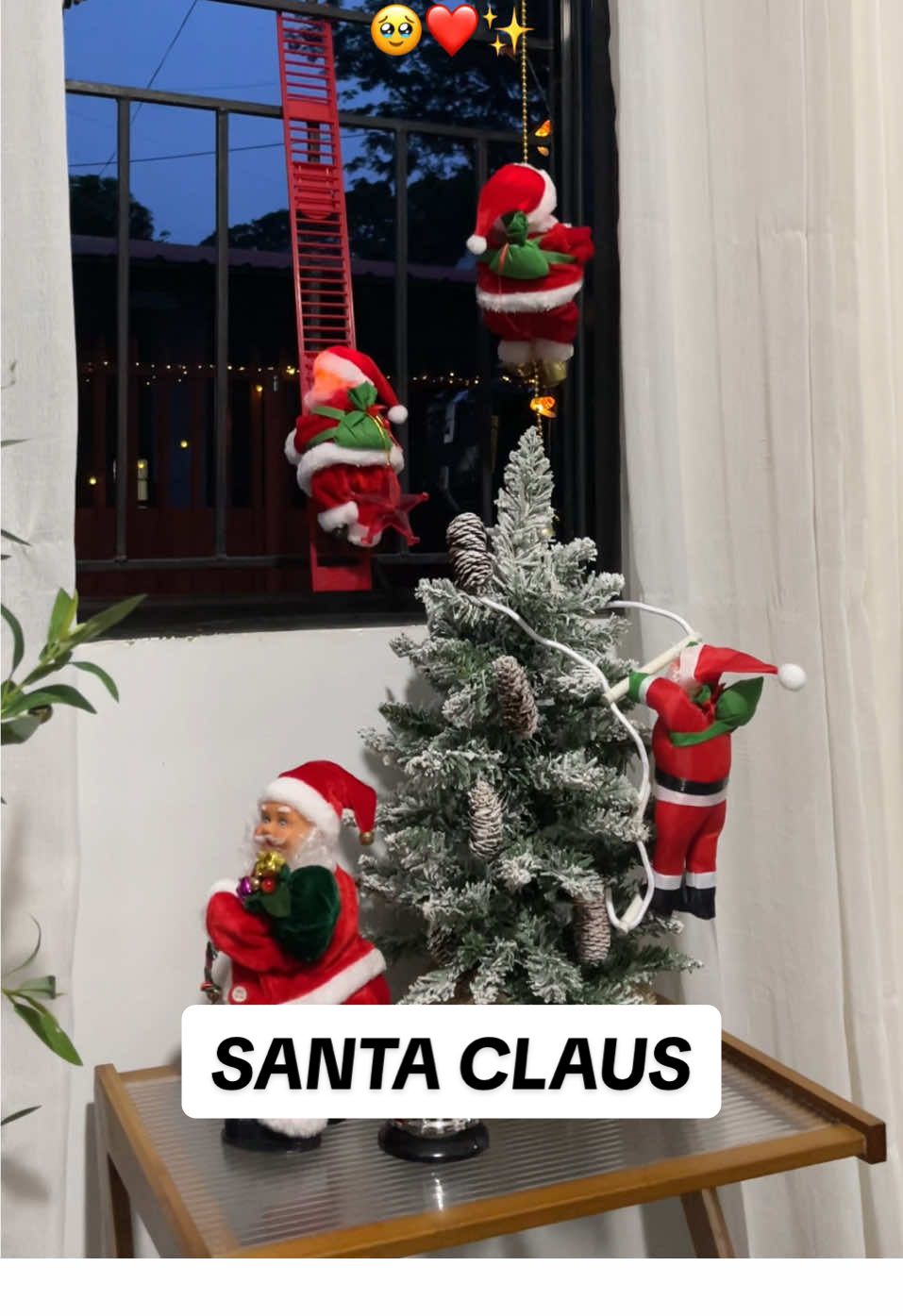 🎅❤️✨ #santaclaus #santaclimbingladder #christmas #christmasdecor #lionabella 
