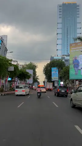 Kalau malem minggu yang jomblo jagan jahat ya minta ujan segala