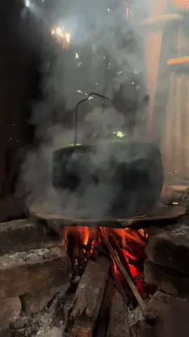 Dapur ibu seringkali menjadi tempat yang penuh kenangan dan kehangatan. Bau masakan yang khas, suara ibu yang sedang memasak, dan momen berkumpul bersama keluarga di dapur bisa menciptakan kenangan yang tak terlupakan. Dapur bukan hanya tempat untuk memasak, tapi juga tempat berbagi cerita, kasih sayang, dan keakraban. Ketika kita jauh dari rumah, kenangan tentang dapur ibu bisa menjadi sumber kerinduan karena membawa kita kembali ke momen-momen indah bersama keluarga. Apa kamu memiliki kenangan spesial tentang dapur ibumu? 🪟 #larantuka_florestimur #adonara #solor #fyp #nttpride🏝🔥 #gondronglarantuka #tanjungbunga 