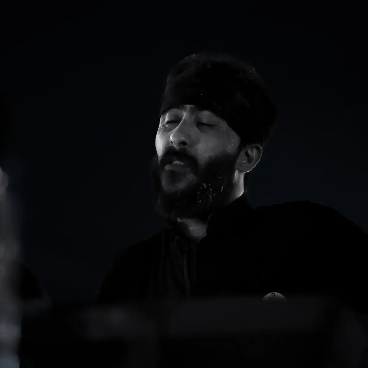 فَلَيتَكَ تَحلو وَالحَياةُ مَريرَةٌ · وَلَيتَكَ تَرضى وَالأَنامُ غِضابُ · وَلَيتَ الَّذي بَيني وَبَينَكَ عامِرٌ · وَبَيني وَبَينَ العالَمينَ خَرابُ#اجود_الكعبي #امجد_الشغانبي 