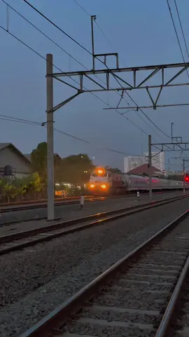 kereta api dan senja #keretaapiindonesia #railfansindonesia #fyp #cc203 #senja 