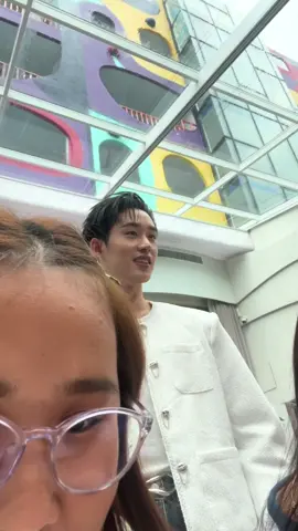 คุณมีหรือยังศิลปินที่ช่วยเช็ดกล้องให้คุณ5555 มันก็ไม่ได้เบลอสักหน่อยยย #est_rvp #melaxest 