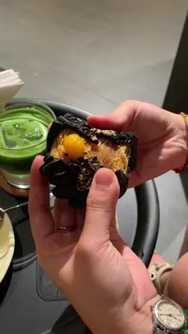 Ăn bánh trung thu đầu mùa chưa các người đẹp ?? #foodtiktok #banhtrungthu #lava #trungmuoi #banhtrungchay 