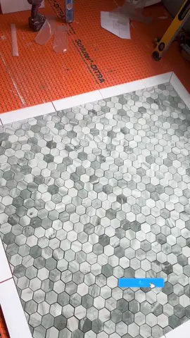 Shower floor de mármol con border alrededor #ceramica #construction #tilework #thetileteam #tile 