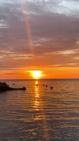 Sunset Manado tak pernah gagal 🫶🏻#sunset #sunsetmanado #kawasanmegamasmanado #kotamanado 