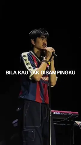 Follow @lirikmusikbaperan __ @pakduta salah lirik ❌ Penonton salah lirik ☑️ Song: Sheila On 7 - Bila Kau Tak Disampingku. Source Video: TikTok/ jejaksinur. __  #Fyp #Fypシ#MusikIndonesia #LirikLaguIndonesia