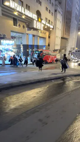 Things you see after completing umrah 😭😅. Street hustlers legging it. #umrah #makkahmadinah🕋 #saudiarabia🇸🇦 #Uk #الشعب_الصيني_ماله_حل😂😂 