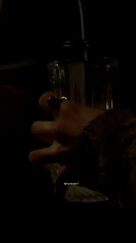 O Damon no seu momento mais humano🎥✨uma lembrança dele para Caroline! Liz Forbes era uma exceção! Ela era uma heroína. Brava, leal, forte.   E, honestamente, uma das melhores pessoas que eu já conheci. Ela fez algo que poucas pessoas conseguiram: ela me fez querer ser uma pessoa melhor.  Alguém digno da amizade dela… da confiança dela. E por mais que eu saiba que você sente como se o mundo estivesse acabando agora, quero que saiba: ela se foi com orgulho de você.  E com amor. Muito amor. Você foi uma filha incrível. E ela sabia disso. Com carinho, Damon”💭🎥 . . . . . #thevampire#damonsalvatore#salvatore#carolineforbesedit#mysticfalls