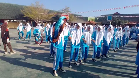 Lomba Sarung Estafet Kelas VII Putri dalam rangka meriahkan HUT RI ke 80