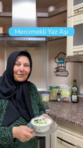 Mercimekli Yaz Aşı 🩵🧊 Malzemeler: 1 kase Birşah Yoğurt  1 su bardağı Bendo Erişte 1 su bardağı Yöremce Yeşil Mercimek 2 yemek kaşığı Zeo Zeytinyağı 1 tatlı kaşığı Diyar Kuru Nane 1 tatlı kaşığı Tuz 2-3 su bardağı Soğuk Su Hazırlanışı:  Önce yoğurdu güzelce çırpıyoruz. Haşlayıp soğuttuğumuz erişteleri yoğurdun içine ekliyoruz. Ardından, haşlayıp soğuttuğumuz mercimeği de aynı şekilde karışıma katıyoruz. Tuzu ekleyip soğuk suyla kıvamını ayarlıyoruz. Sosu için tavada zeytinyağını ısıtıp kuru naneyi ekliyoruz; mis gibi kokusu çıkınca hazırladığımız çorbanın üzerine gezdiriyoruz. Buz gibi mercimekli yaz aşımız servise hazır. Afiyet olsun! #A101 #yazçorbası #yazlıktarifler 