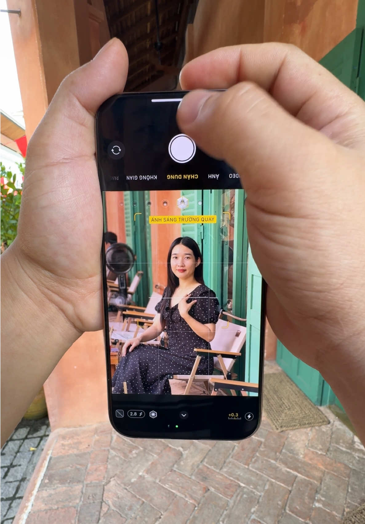 Chụp ảnh sống ảo cho bạn gái ở cafe Sân Ga #iphone #iphone16promax #apple #portraitphotography #portrait 