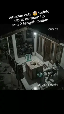 terekam cctv kejadian aneh jam 2 tengah malam di teras rumah 🤯🤯  #ai #humor #mistery #tengahmalam #cctv  baca baik baik sebelum menilai:  video ini hanya bersifat hiburan.. sebuah rekayasa dari ai video generate, dan edit manual untuk menambahkan elemen tambahan.. selamat menonton.. 