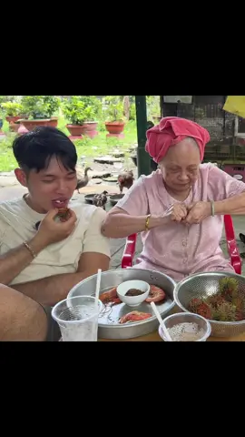 Ăn gần cả chục con tôm rồi, mà Nội nói lột sáng giờ mới có 1 con tôm 🤣#anhchangthichcuoi #trending #following #fyp #noituoithin55tuoi 